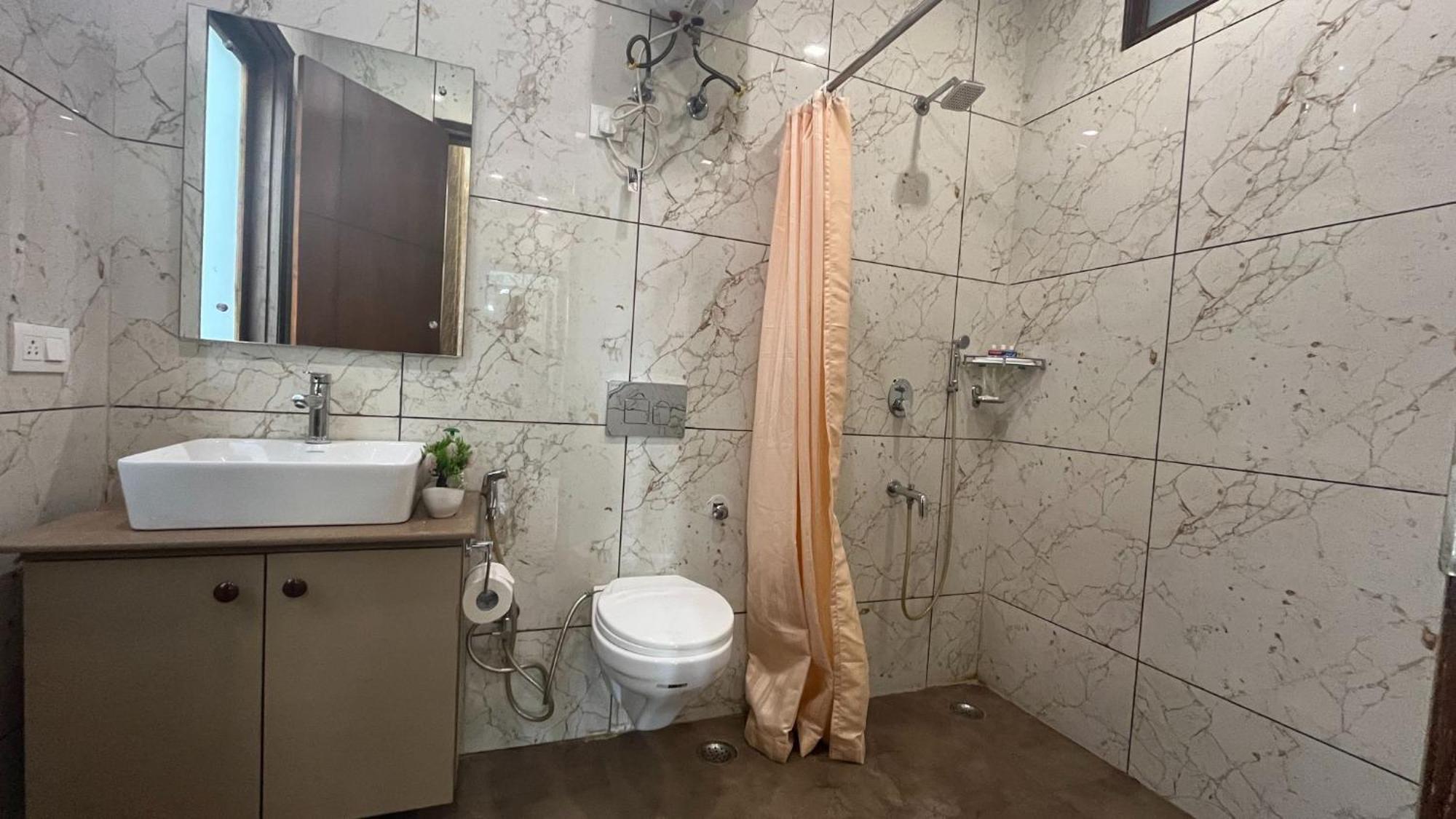 Bluo 1Bhk - Dlf Cybercity, Balcony, Lift, Parking Gurgaon Esterno foto